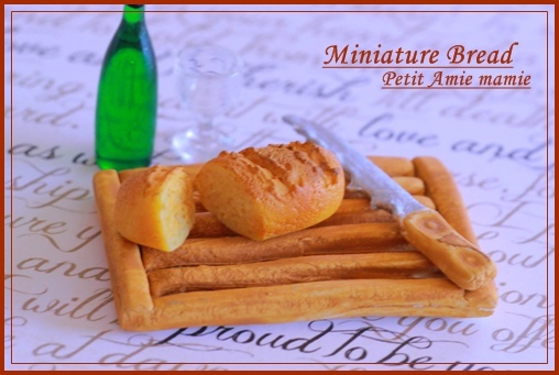 フランスパンとカッティングボードとパン切りナイフ　ミニチュア粘土